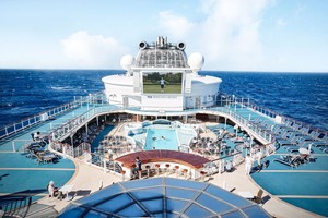 在公主郵輪上的露天泳池。（圖源：互聯網）