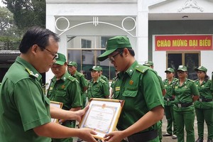 遊客輔助保護中心主任陳維源向兩名抓捕劫匪青年突擊隊員頒發獎狀。（圖源：梅花）