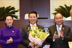 阮春福總理和國會主席阮氏金銀祝賀阮孟雄同志。（圖源：黎堅）