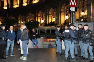 警察在事發地鐵站外執勤。（圖源：互聯網）