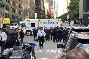 警察在美國有線電視新聞網位於紐約曼哈頓的辦公地點所在大樓外執勤。（圖源：新華網）