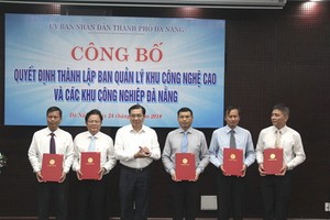 峴港市人委會就該市各工業區與高新技術園區管委會成立《決定》舉辦公佈儀式。