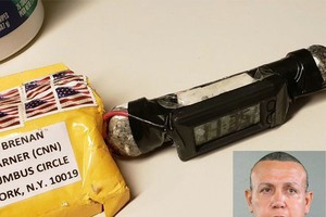 嫌疑人薩羅克（小圖）涉嫌寄出多個郵包炸彈。（圖源：互聯網）