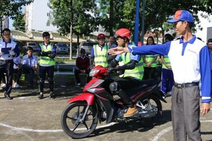 青年參加安全駕駛比賽。