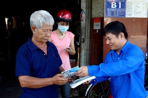 電力公司與地方政府配合，給民眾贈送指導消防與電力安全手冊。