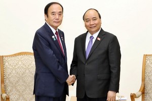 政府總理阮春福（右）接見日本埼玉縣知事上田清。（圖源：越通社）