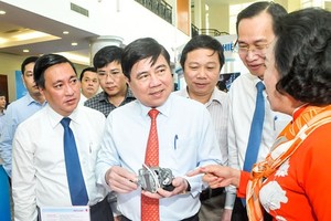 市人委會主席阮成鋒與支柱工業商品生產企業交換意見。