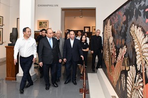 政府總理阮春福探訪越南美術博物館。（圖源：VGP）