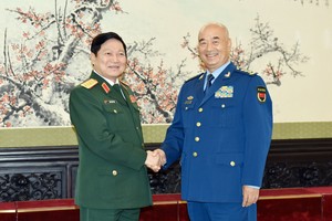 國防部長吳春歷大將同中共中央政治局委員、中央軍委副主席許其亮上將親切握手。（圖源：越通社）