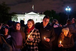 美民眾參加燭光守夜活動，紀念猶太教堂槍擊案遇難者。（圖源：互聯網）