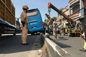 拖吊車把肇事客車拖離現場。（圖源：丹元）