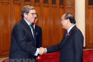 政府總理阮春福（右）接見歐洲議院漁業委員會代言人馬托‧加布里埃爾議員。（圖源：互聯網）