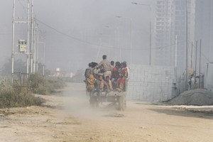 印度新德里空氣污染嚴重，天空一片灰濛濛。（圖源：AP）