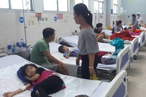 獲送醫院治療的食物中毒病童。（圖源：東郡）