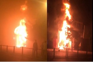 火警現場濃煙滾滾烈火熊熊。（圖源：交通報）