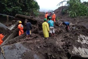 救護隊員在山體滑坡現場尋找生還者。（圖源：互聯網）