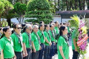 本市宣教幹部與媒體代表團在同祿三岔路口青年突擊隊烈士紀念區上香緬懷壯烈犧牲的10名女青年突擊隊員。（圖源：市黨部新聞網）
