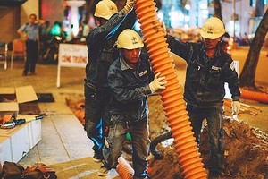 工人正把電線埋入地下。（圖源：清武）