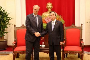 中央經濟部長阮文平接見德國駐越南大使克里斯蒂安‧貝格爾。（圖源：越通社）