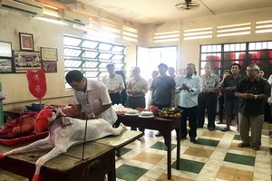 海南會館理監事們拜祭華光師祖。