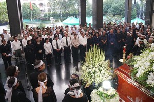 市領導、家屬親友及各界人士無限痛惜送別阮氏雲同志。（圖源：黃雄）