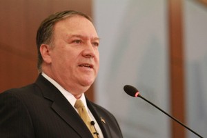 美國國務卿蓬佩奧表示，５日重啟的製裁將針對伊朗的能源、造船、航運和銀行業等。（圖源：互聯網）