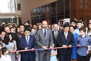 法國總理愛德華‧菲利普（前中）同河內市領導出席法國亞歷山大‧耶爾森中學新分校落成剪綵儀式。（圖源：高仁）