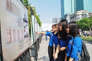 本市青年參觀圖片展。