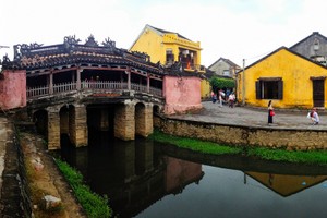 會安廊橋下的河涌水體污染嚴重，黑臭不堪。（圖源：互聯網）