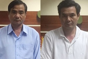 左起：檳椥省資源與環境廳原副廳長段文福及檳椥省環保分局長張文弟。（圖源：公安部）