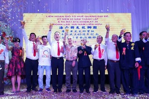 海南聯友龍獅團新任理事會就職並向來賓舉杯致敬。