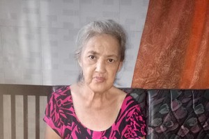 何月梅正為醫藥費發愁。