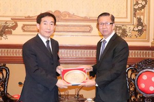 范德海副主席(右)贈送紀念品給李飛主任。（圖源：越通社）