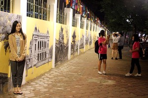 潘廷逢街壁畫受許多青年喜愛，但有的意見認為壁畫對這條街道的文雅之美造成影響。