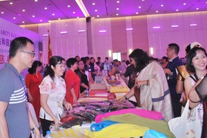 中國商會本市分會與香港商會積極參加義賣。