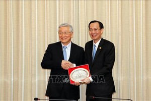 市人委會常務副主席黎清廉（右）接見日本三菱重工集團執行副總裁肯恩‧卡瓦依。（圖源：越通社）