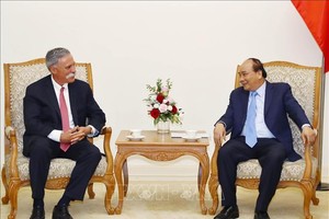 政府總理阮春福（右）接見Formula One集團董事長兼執行經理蔡斯‧嘉莉。（圖源：越通社）