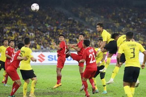 老撾(紅衣)與馬來西亞隊對決。