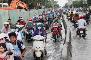 經常受淹、堵車，使民眾不停“叫苦”的黃晉發街。