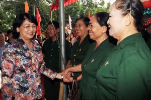 國家副主席鄧氏玉盛昨(12)日前往平陽省富教縣三立鄉同心村出席全民族大團結盛會。（圖源：VOV）