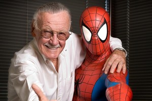 當地時間12日，美國漫畫界元老級人物斯坦‧李（左）在好萊塢一家醫療中心去世，享年95歲。（圖源：互聯網）