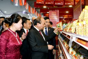 阮春福總理參觀“越南產品週”展位。（圖源：越通社）