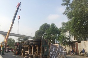 集裝箱車側翻現場。（圖源：志福）