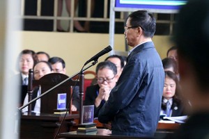 被告人潘文永站在被告席上答法官問案。（圖源：忠堅）