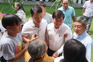 市人委會主席阮成鋒與守添民眾會晤。（圖源：明君）