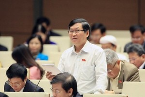 崑嵩省專職國會代表團副團長蘇文八在議場上發言。（圖源：越通社）