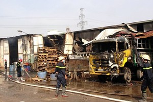 消防力量聞訊後調派多輛專用消防車趕抵現場滅火。（圖源：黎潘）