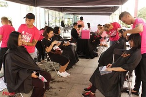 在線登記捐贈頭髮共有500名及上百人排長龍等待。僅在上午幾個小時的時間，6名理髮師不停地工作已捐贈了230部頭髮。