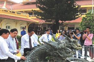 市與郡領導親往參觀市場。