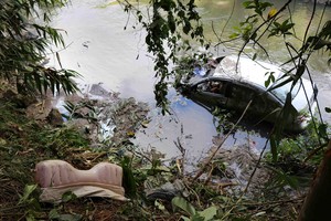 汽車墜河事故現場。（圖源：V.T）